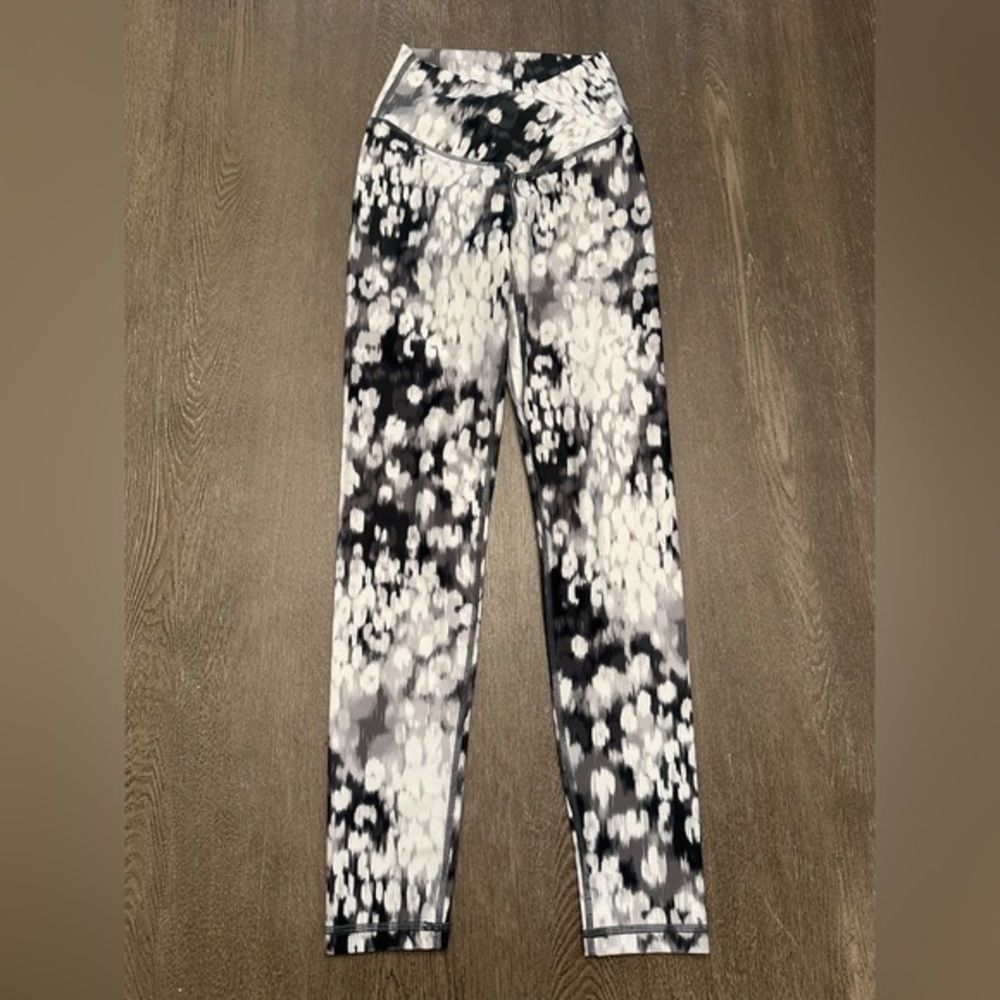 NWOT AERIE CROSS WAIST BLACK AND WHITE LEOPARD 7/8 HIGH RISE LEGGING - SKU:276